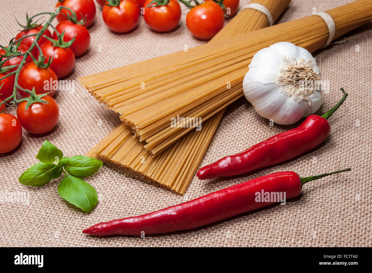 Gli spaghetti e vari ingredienti Foto Stock