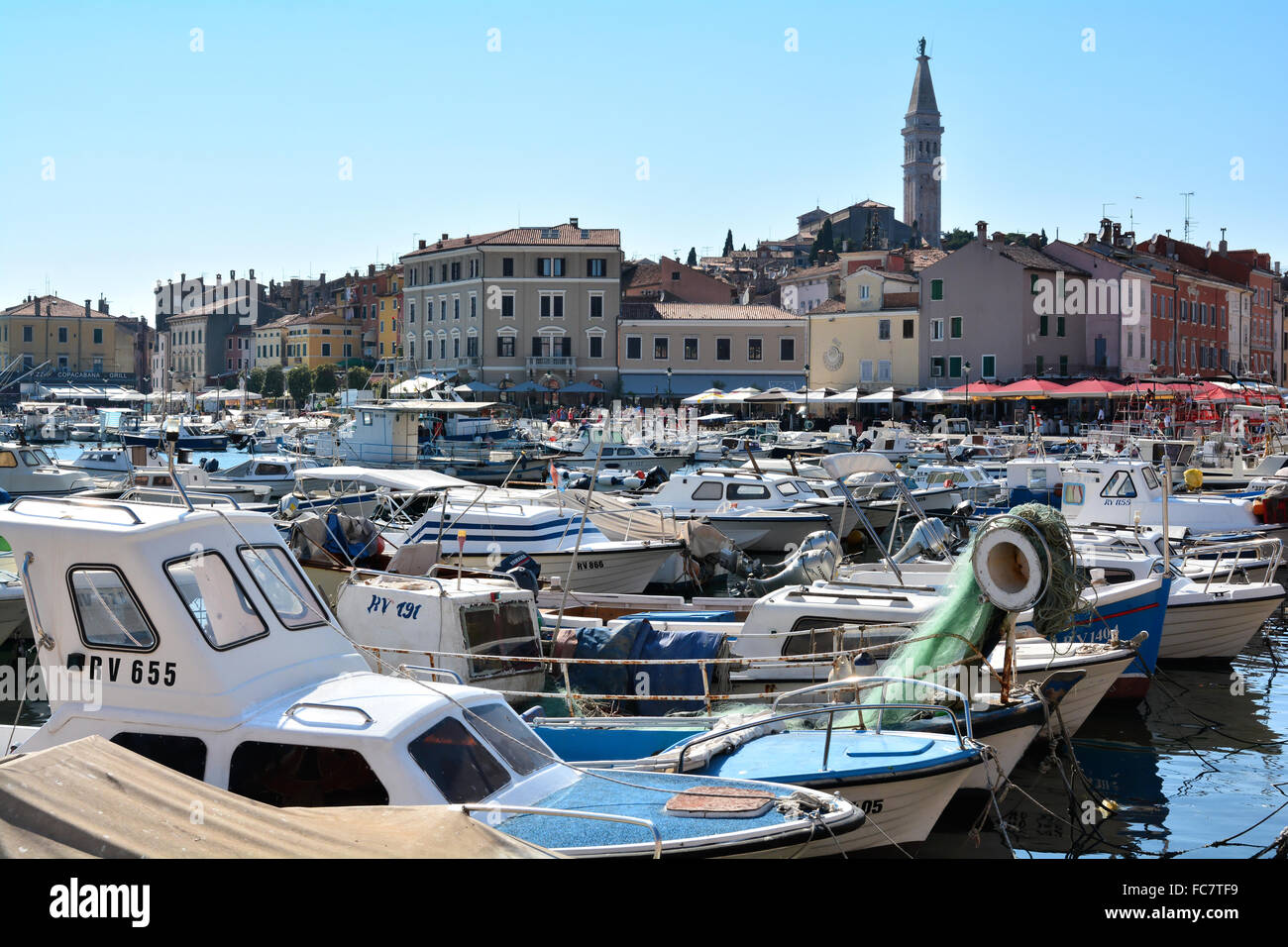 Le barche nel porto della città di Rovigno Foto Stock