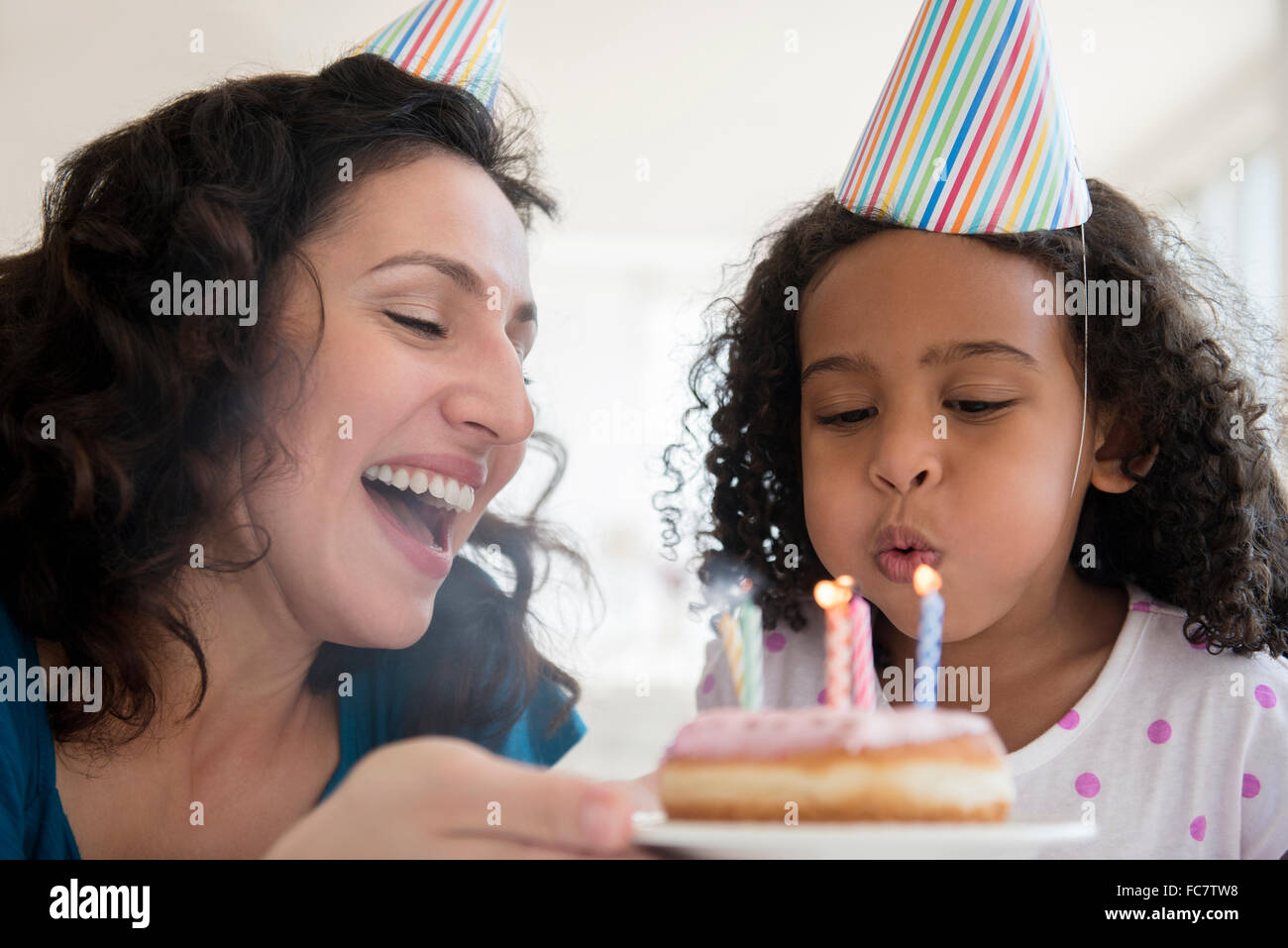 Madre e figlia festeggia il compleanno Foto Stock