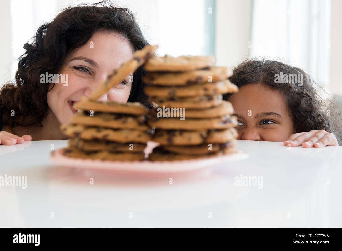 Madre e figlia ammirando i cookie Foto Stock
