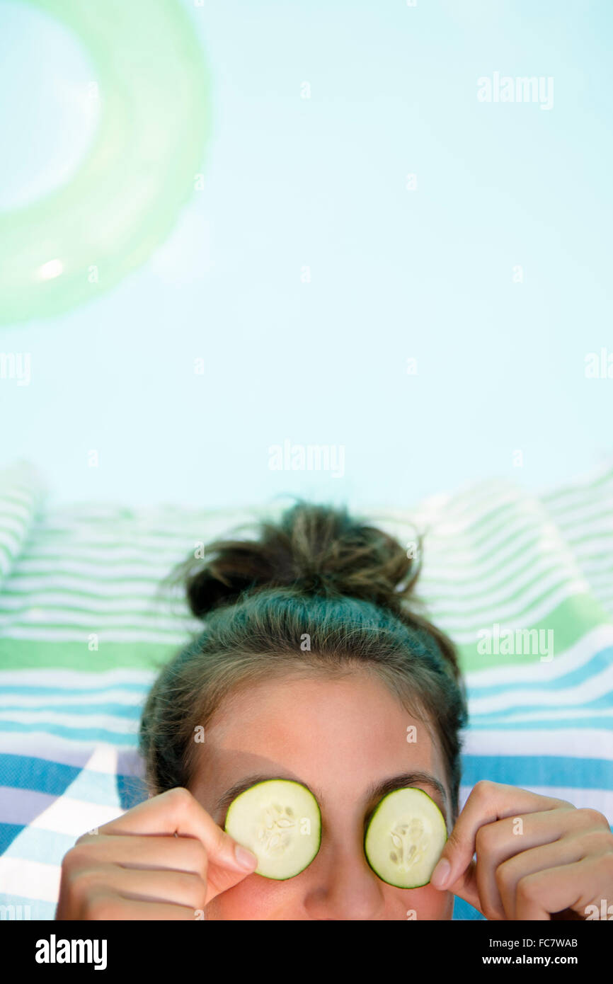 La donna caucasica con cetrioli sugli occhi Foto Stock