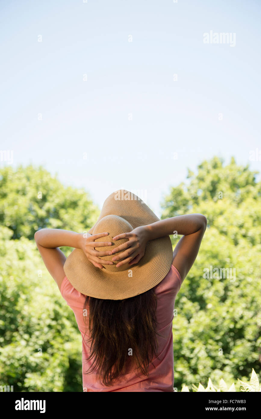 La donna caucasica indossando cappello per il sole all'aperto Foto Stock