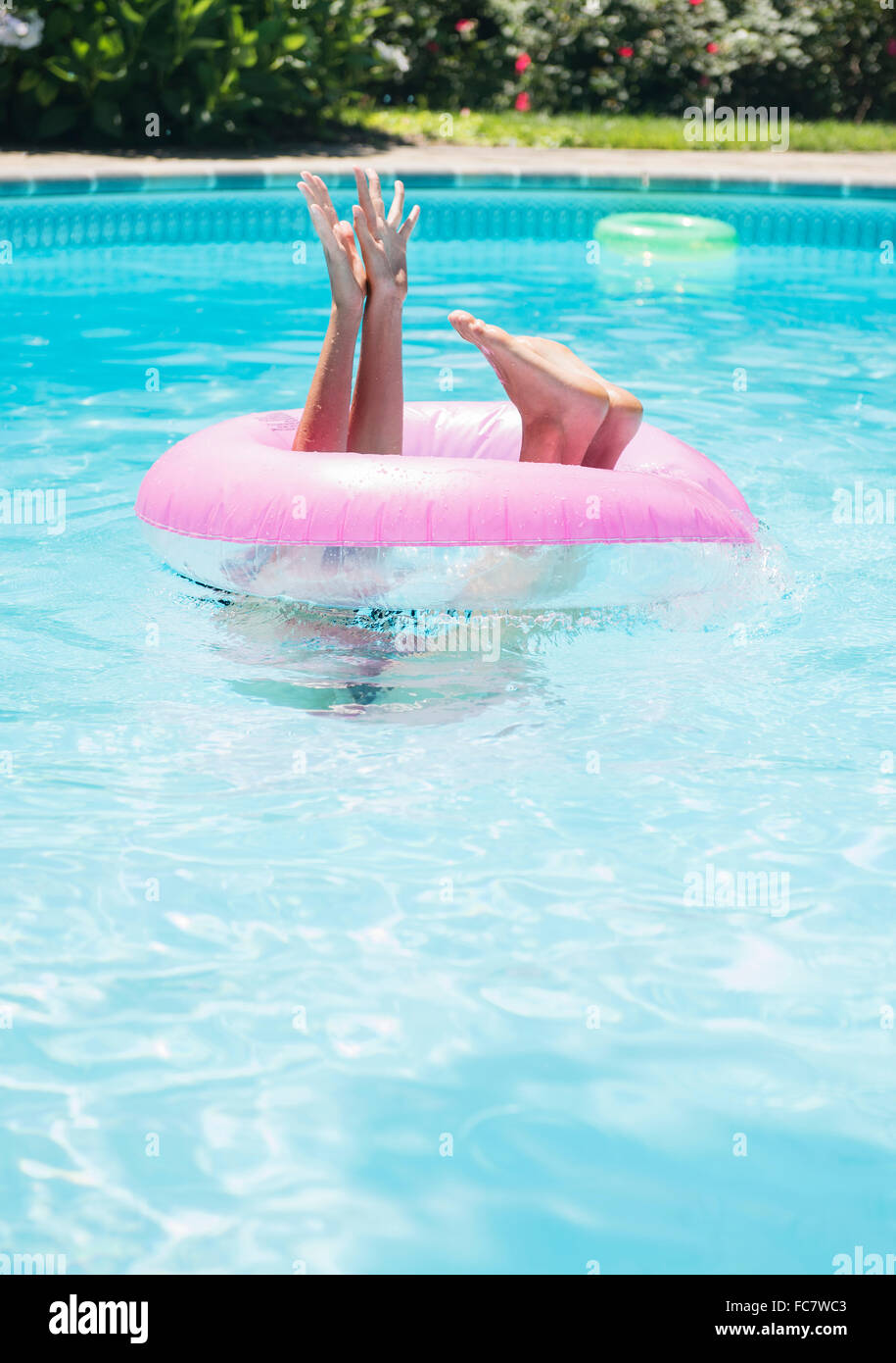 La donna caucasica a giocare in piscina Foto Stock