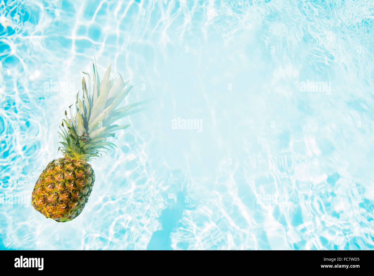 Ananas galleggianti in piscina Foto Stock