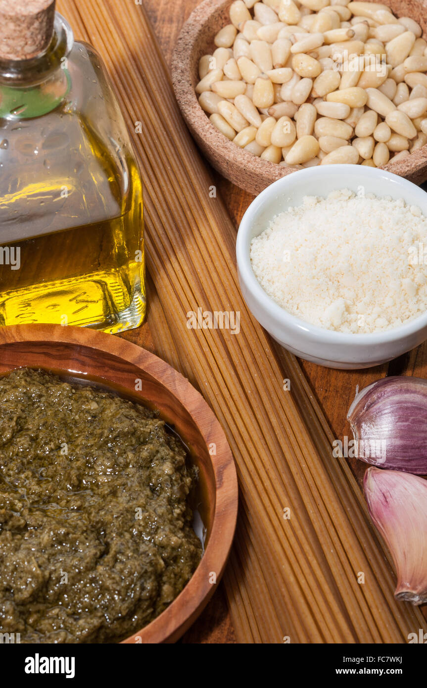 Pesto e gli ingredienti per la preparazione Foto Stock