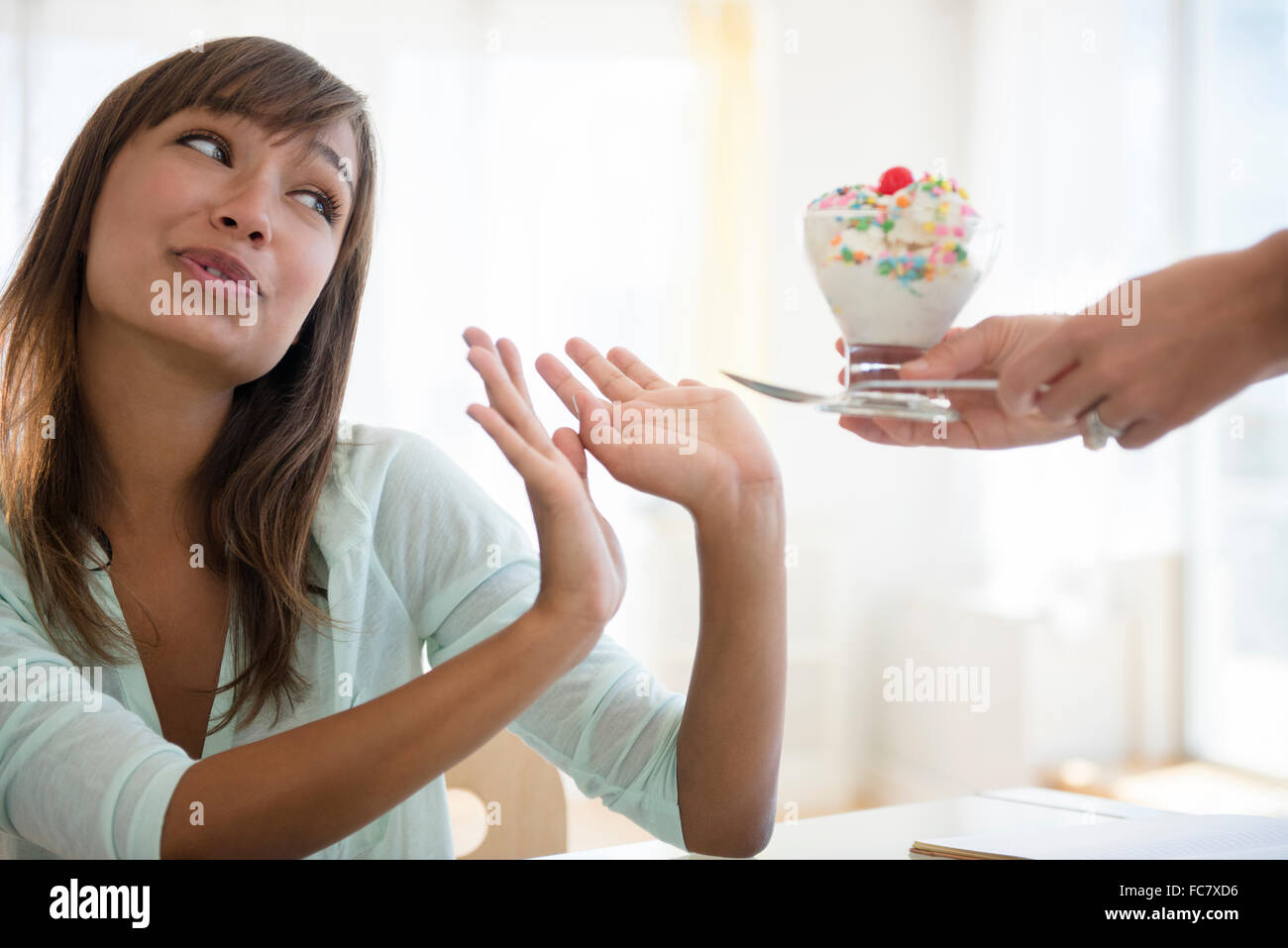 La donna rifiuta malsana gelato Foto Stock