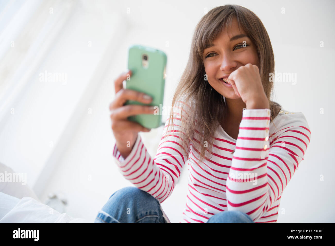 Razza mista donna prendendo selfie con un telefono cellulare Foto Stock