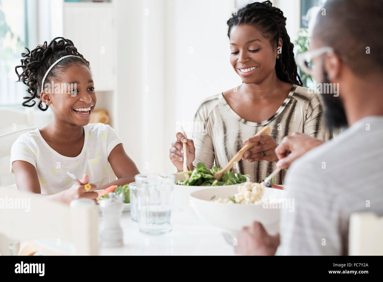 Famiglia nero insalata mangiare a tavola Foto Stock