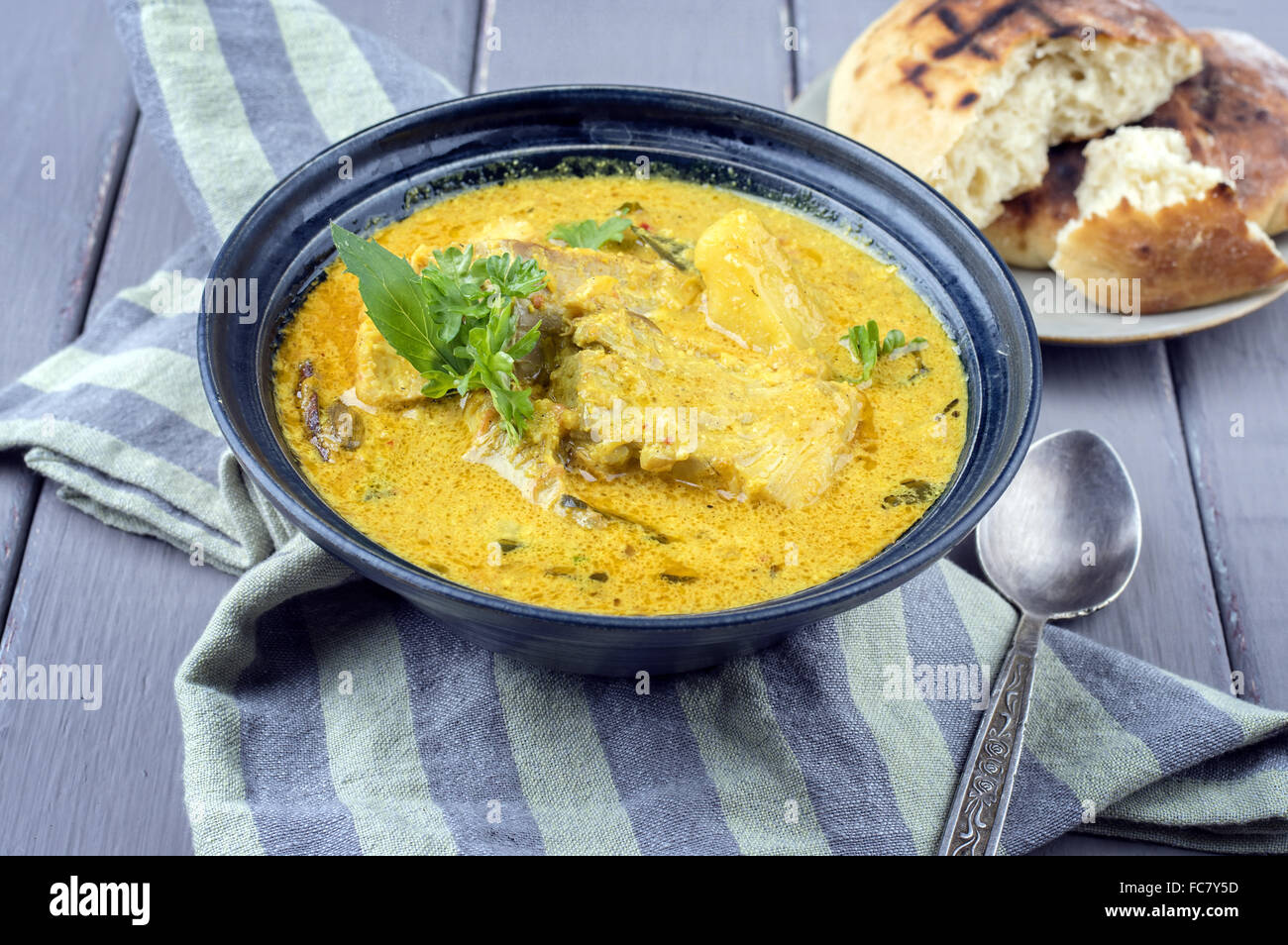 Pesce al Curry nel recipiente Foto Stock