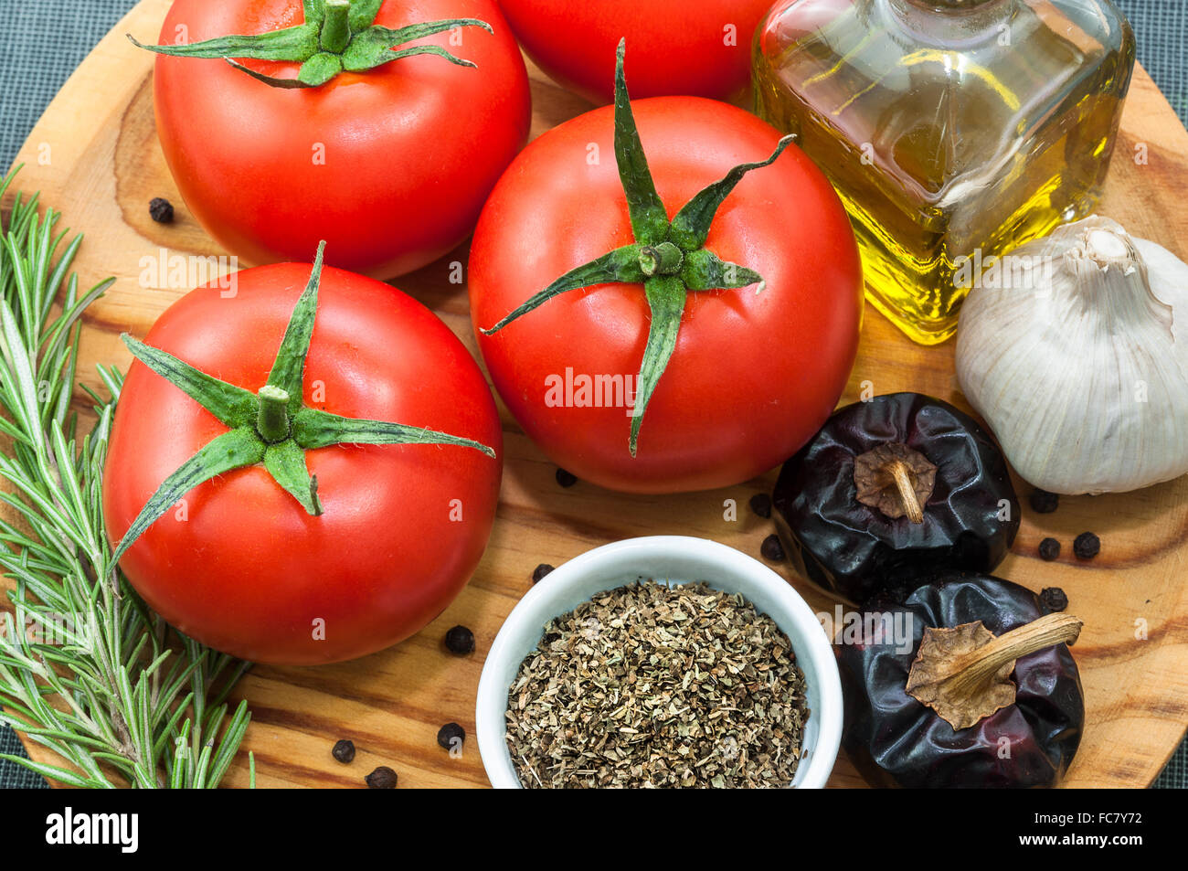 Pomodori con vari ingredienti Foto Stock