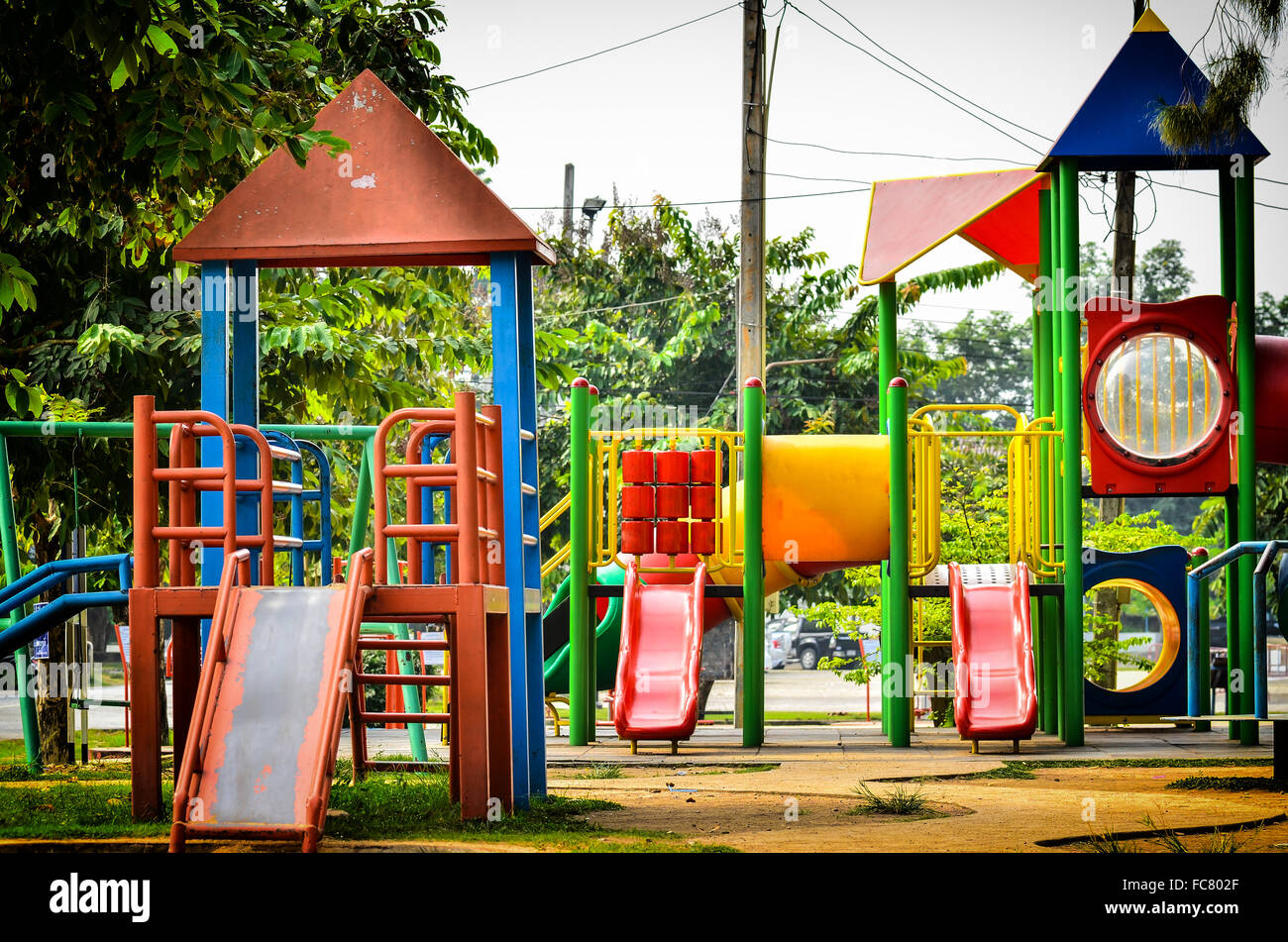 Colorato colorato parco giochi per bambini in luce vintage Foto Stock