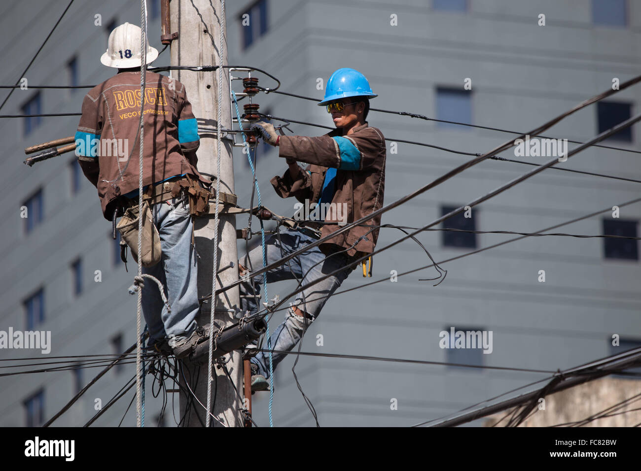 Cebu City, Filippine,dell'azienda elettrica dipendenti che lavorano su linee di alimentazione aeree. Foto Stock