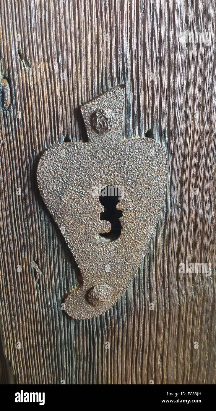 Vecchia serratura di una porta di legno Foto Stock
