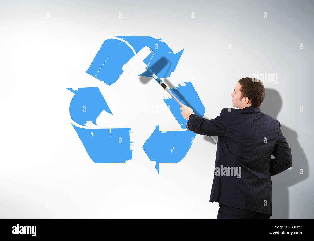Imprenditore con spazzola di vernice e il verde dei simboli di energia Foto Stock