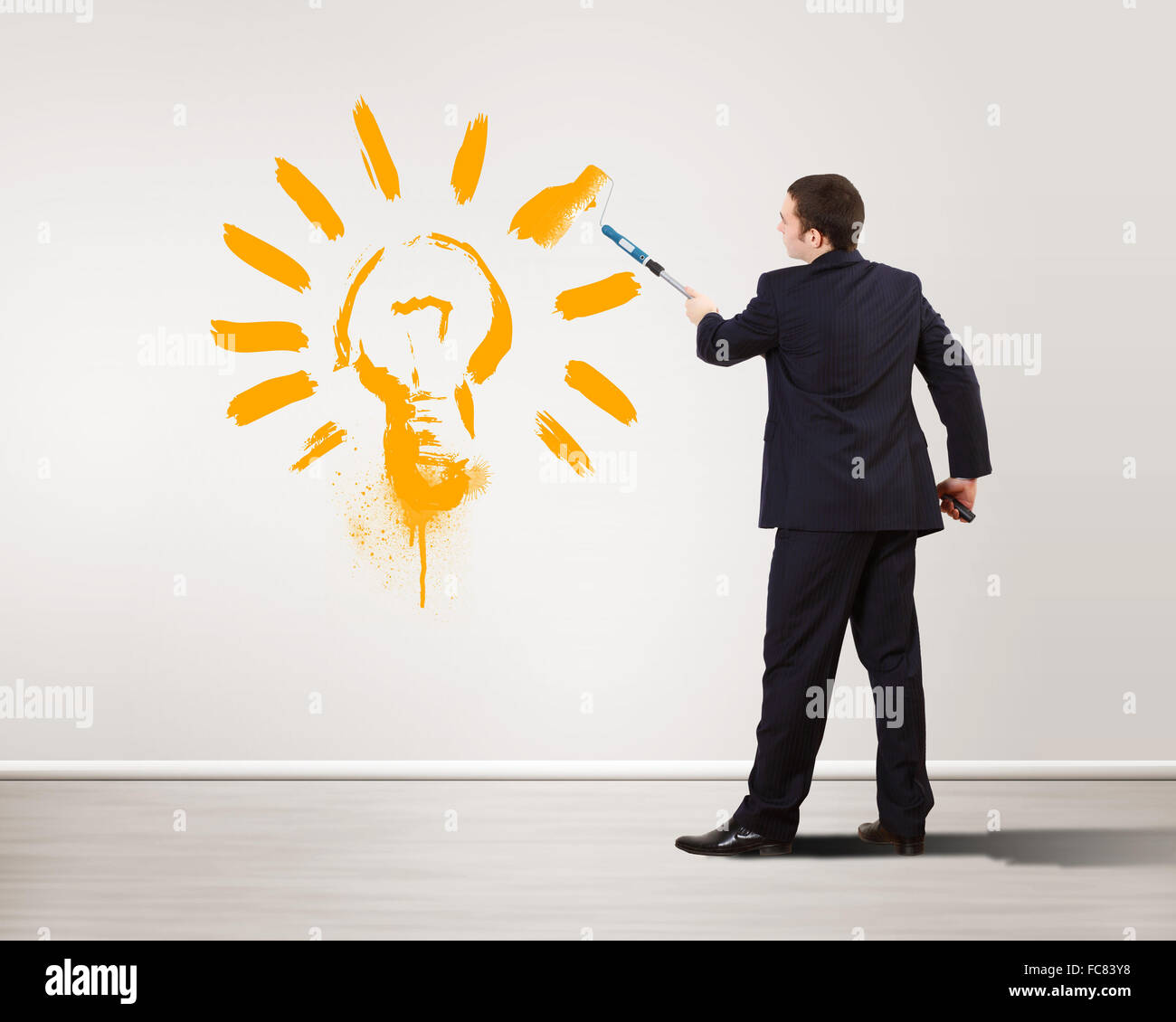 Imprenditore con spazzola di vernice e il verde dei simboli di energia Foto Stock