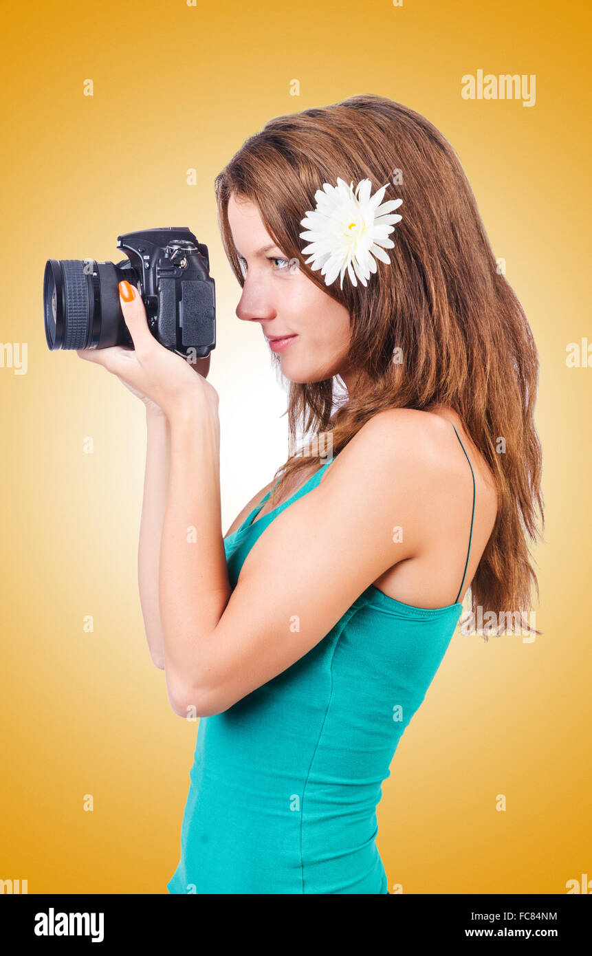 Attraente fotografo femmina su bianco Foto Stock