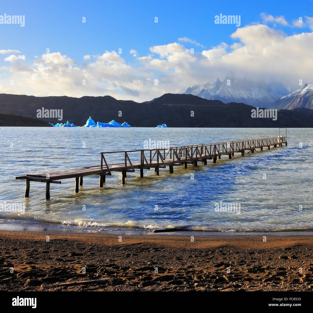 Pier sul lago blu e grigio iceberg Foto Stock