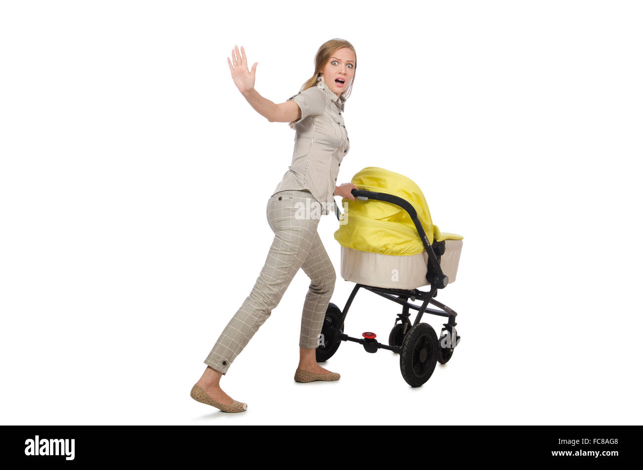 Donna con la PRAM isolato su bianco Foto Stock