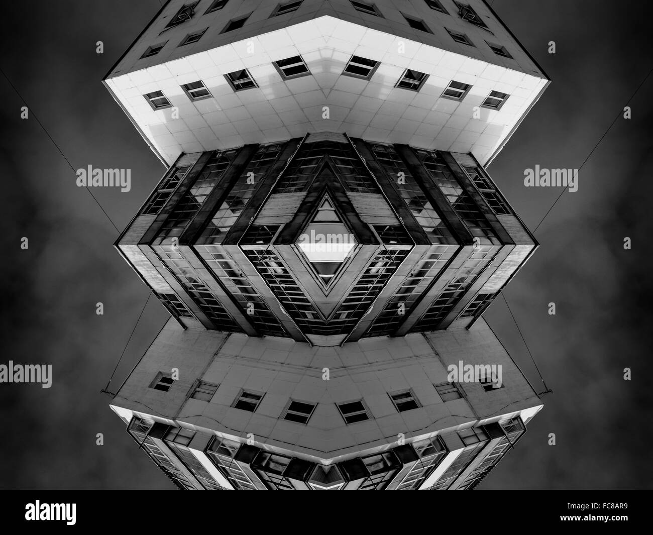 Schema simmetrico di un blocco del moderno stile russo case in bianco e nero con una drammatica e surreale sky Foto Stock