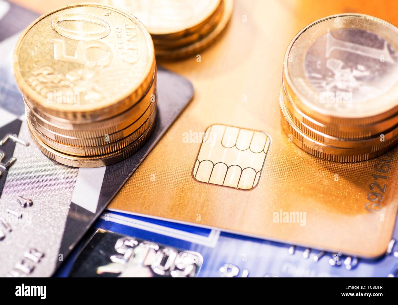 Smart card con chip e delle monete in euro Foto Stock