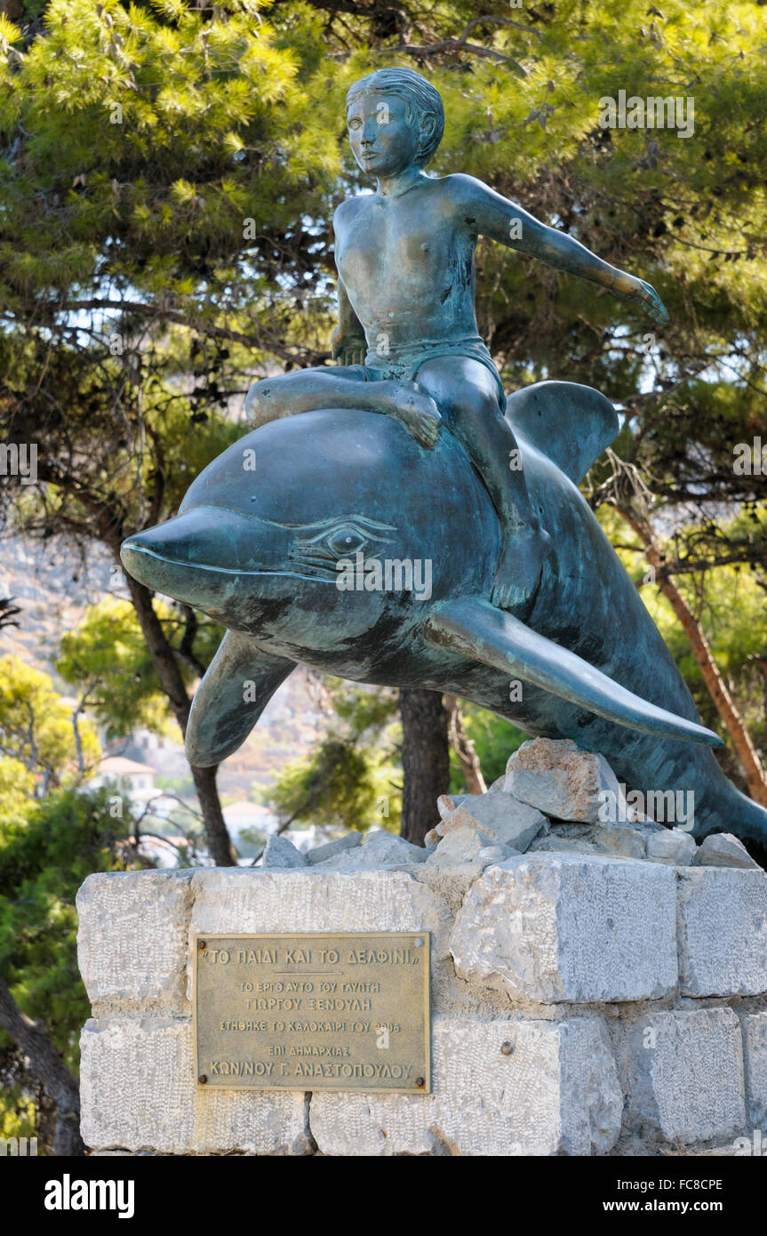 Grecia Isole Saroniche, Hydra. Il 'ragazzo su un delfino' statua di George Xenoulis. Foto Stock