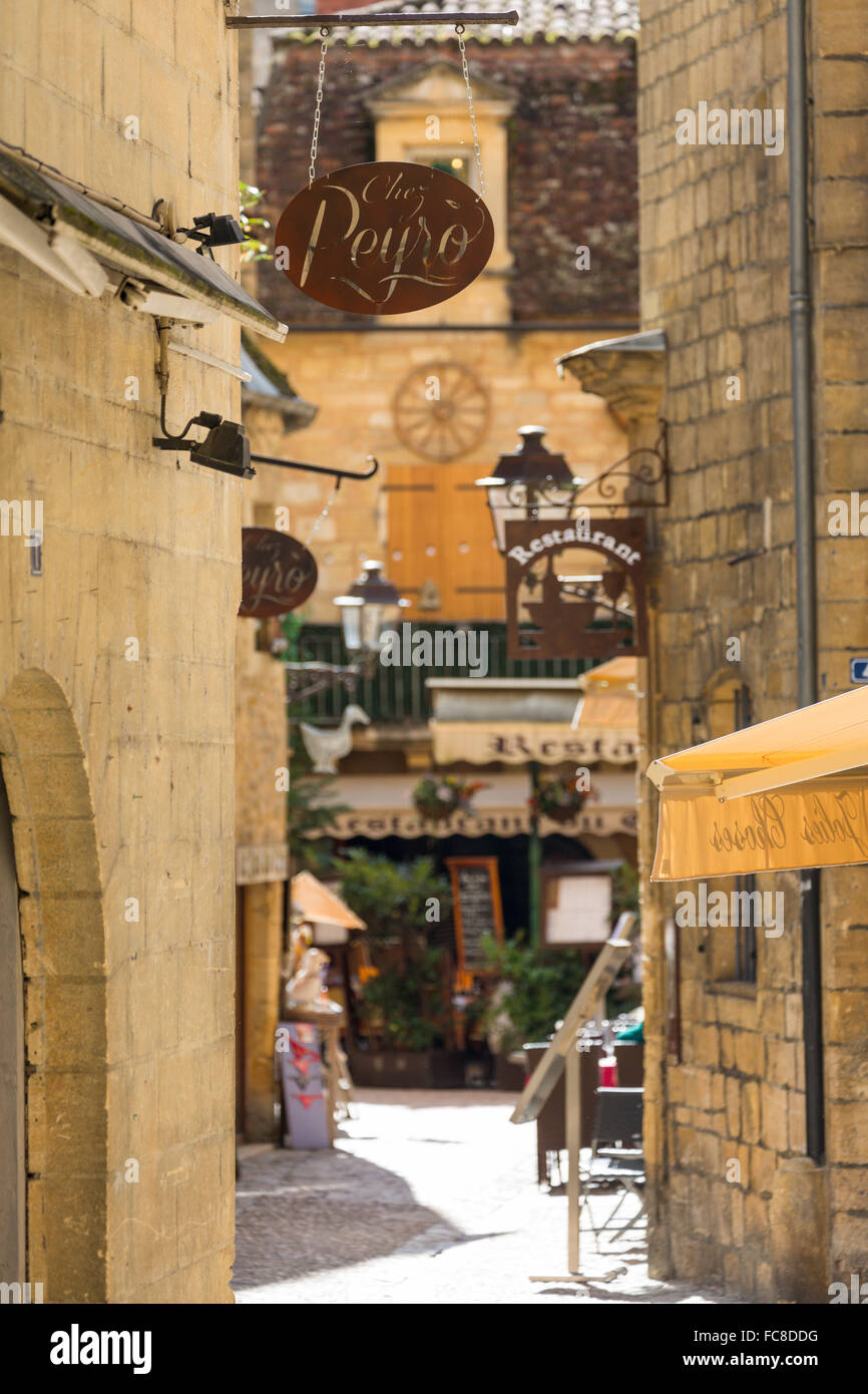 Street con ristorante, Sarlat-la-Caneda, Dordogned, Francia Foto Stock