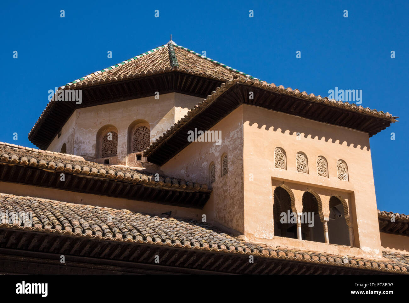 Tetto ornato nel palazzo dell'Alhambra di Granada Foto Stock