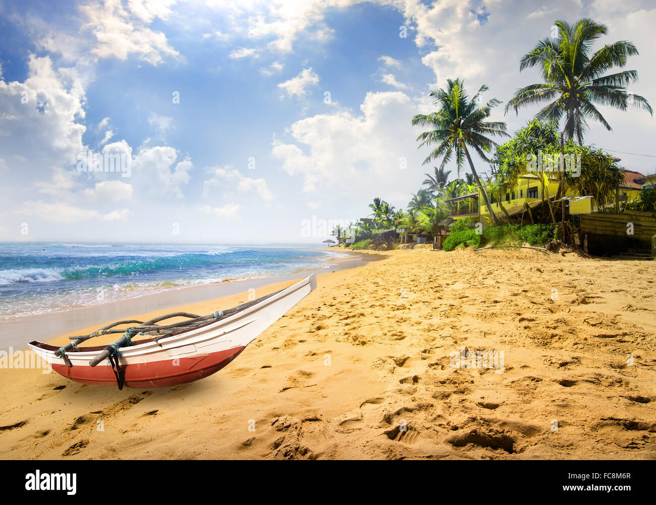 Piccola barca su una spiaggia dell'oceano in Sri Lanka Foto Stock