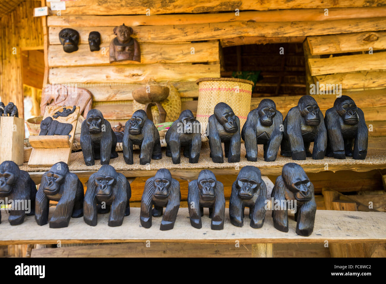 Artigianato in vendita come souvenir, Buhoma, Parco nazionale impenetrabile di Bwindi, Uganda Foto Stock