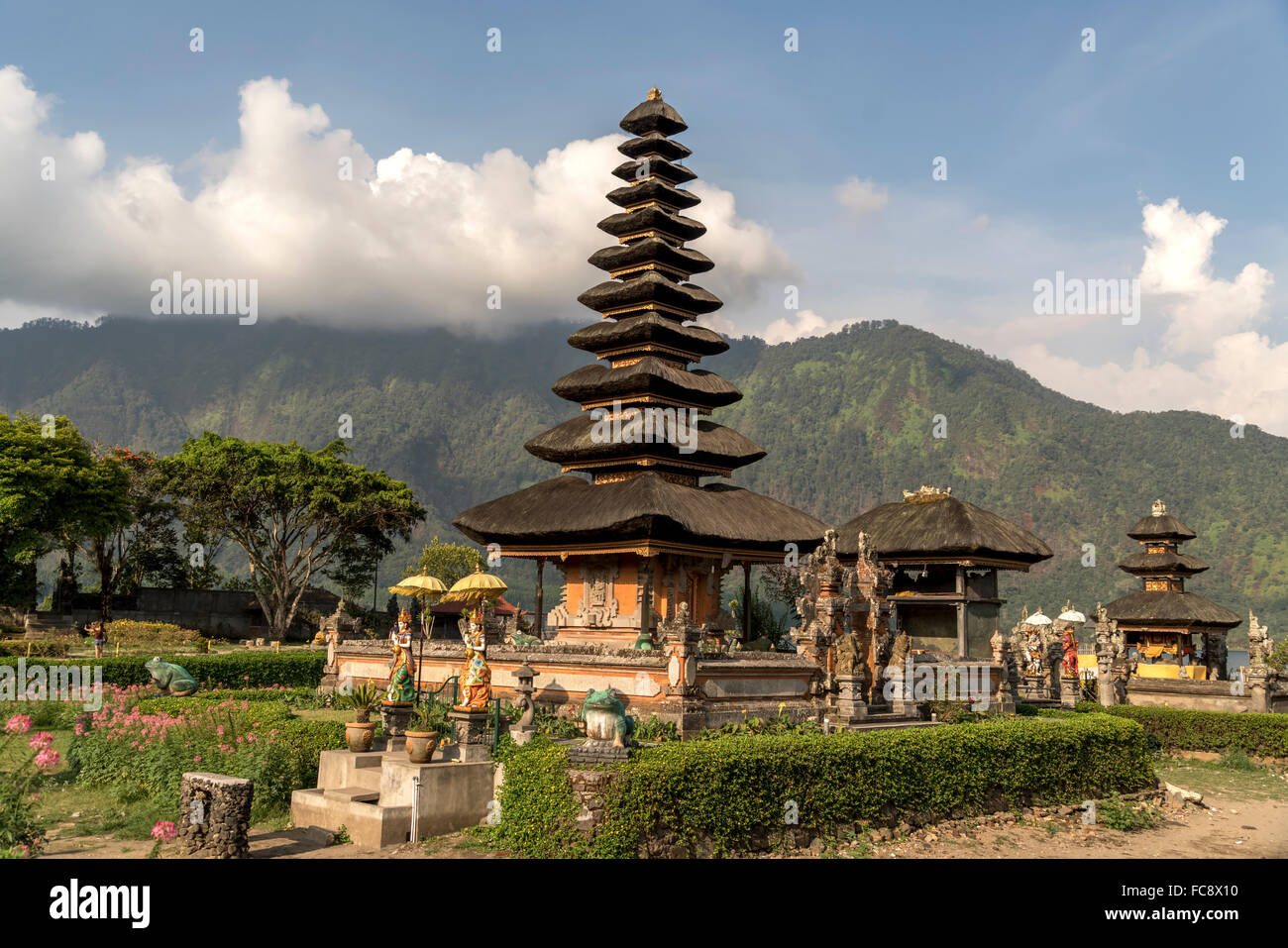 Le principali Shivaite e tempio di acqua pura Ulun Danu Bratan sulle rive del lago Bratan, Bedugul, Bali, Indonesia Foto Stock