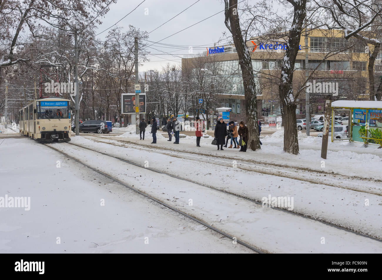 Dnepropetrovsk, Ucraina - 19 Gennaio 2016: Karl Marx avenue - La strada principale della città di Dnepropetrovsk coperta da ghiaccio e neve a Foto Stock