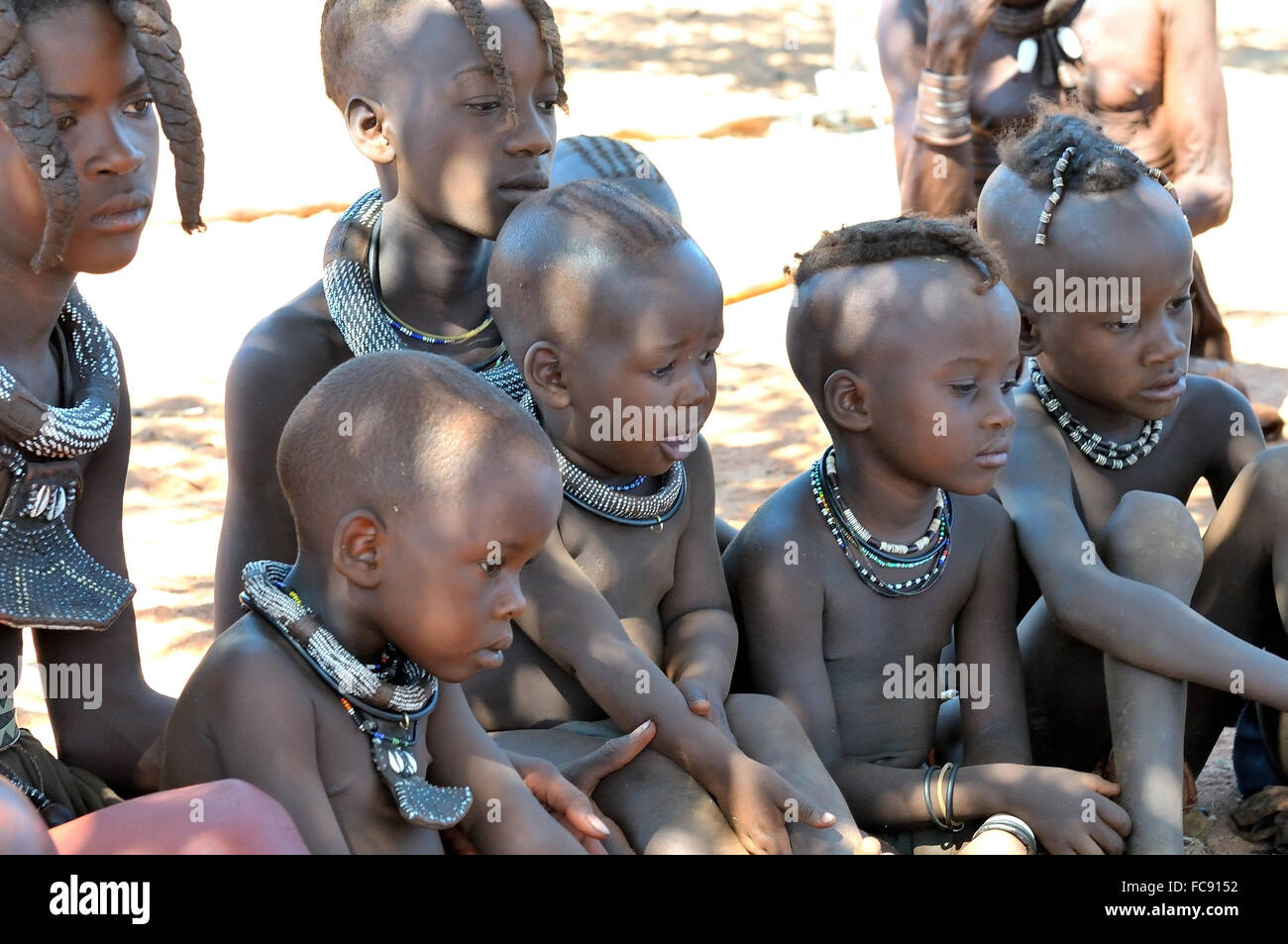 EPUPA, NAMIBIA - Maggio 2011: Unidentified Himba bambini pone per i fotografi in un villaggio Himba su 27 Maggio, 2011. Ingresso fe Foto Stock