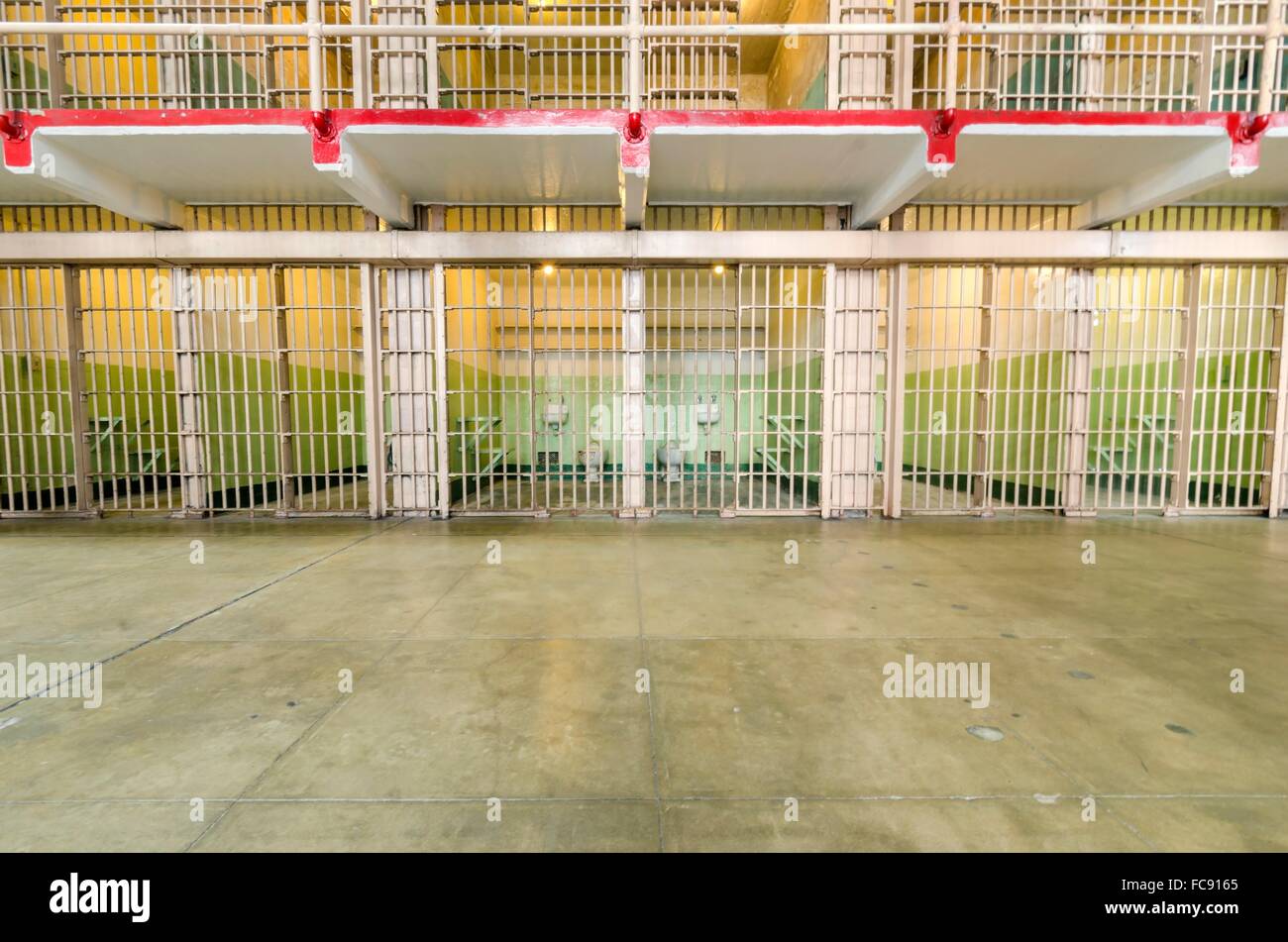 Le celle delle prigioni all'interno della cellhouse sul penitenziario di Alcatraz island, ora un museo, a San Francisco, California, Stati Uniti d'America. Una vista di Foto Stock