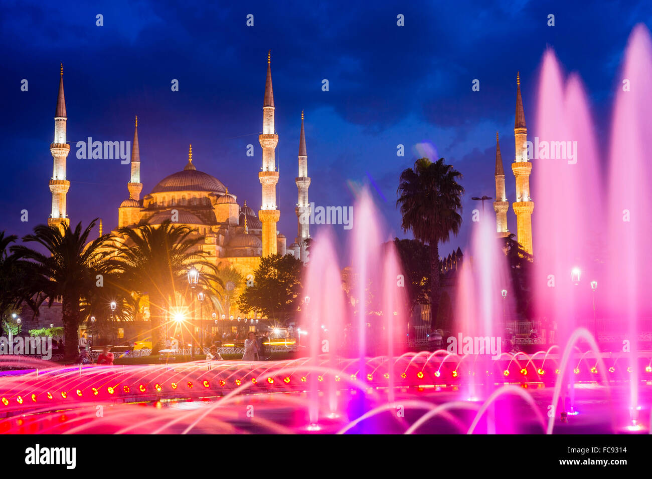 La Moschea Blu (Sultan Ahmed Moschea), il Sito Patrimonio Mondiale dell'UNESCO, e sulla piazza di Sultanahmet fontana di notte, Istanbul, Turchia Foto Stock