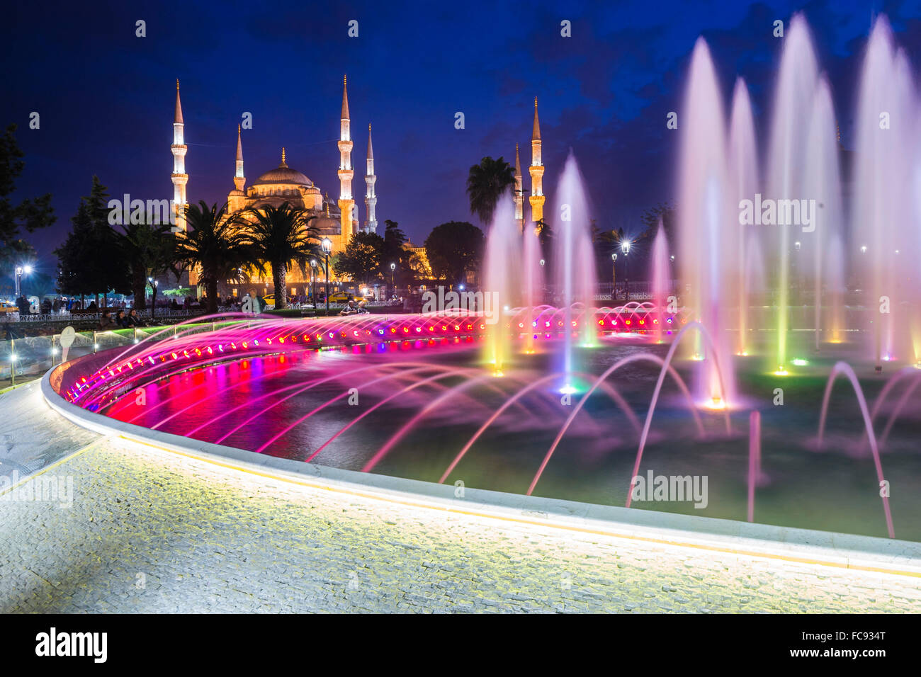 La Moschea Blu (Sultan Ahmed Moschea), il Sito Patrimonio Mondiale dell'UNESCO, e sulla piazza di Sultanahmet fontana di notte, Istanbul, Turchia Foto Stock