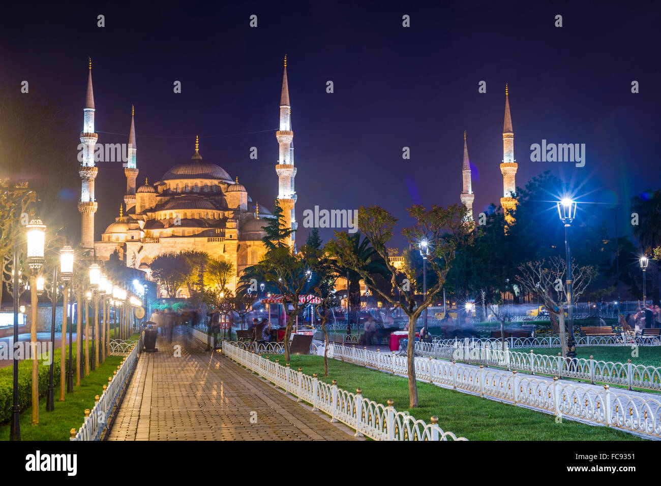 La Moschea Blu (Sultan Ahmed Moschea), il Sito Patrimonio Mondiale dell'UNESCO, in Piazza Sultanahmet Park e dei giardini di notte, Istanbul, Turchia Foto Stock