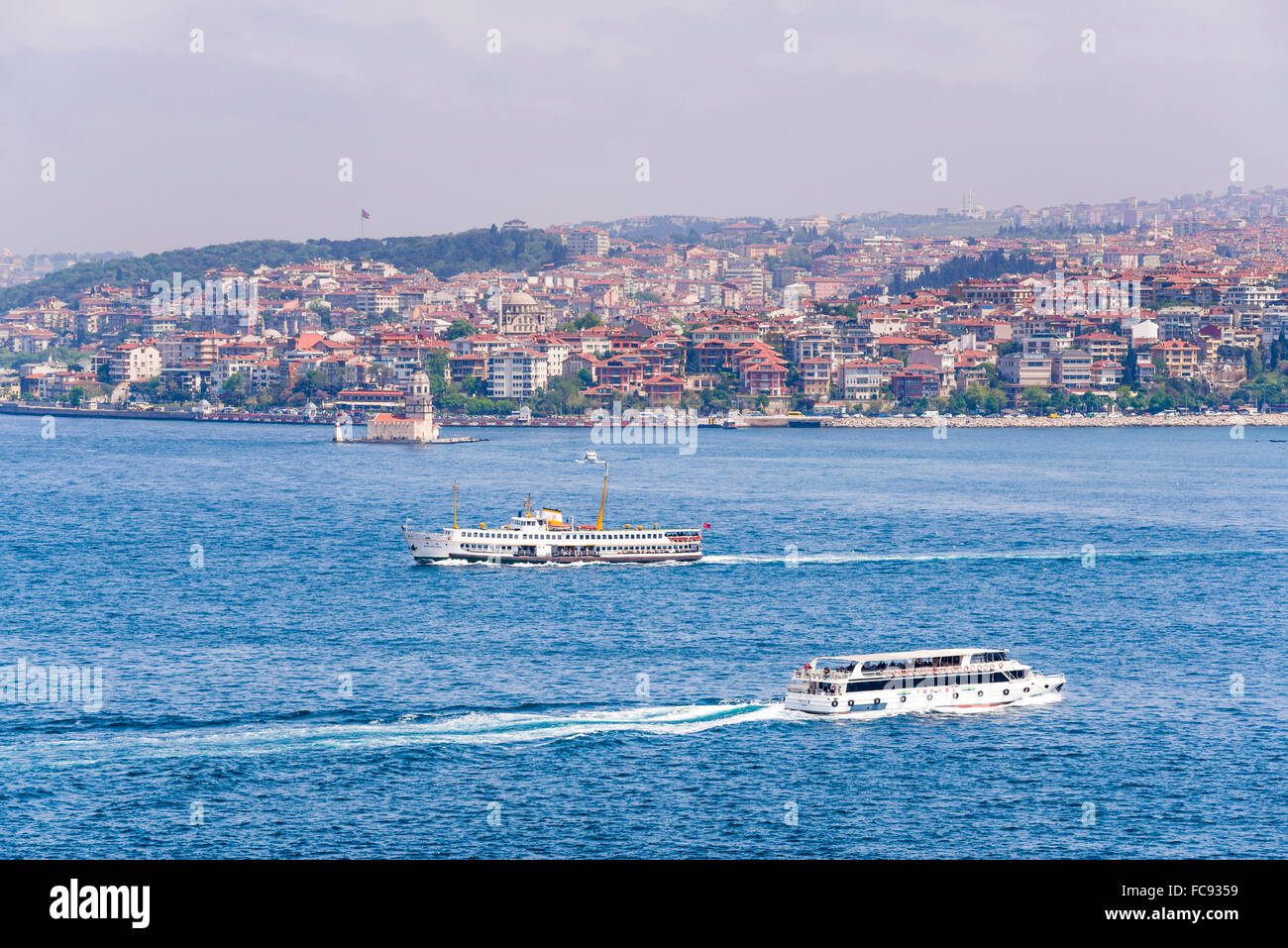 Lato Asiatico di Istanbul attraverso il lo stretto del Bosforo visto dal Palazzo Topkapi, Istanbul, Turchia, Europa Foto Stock