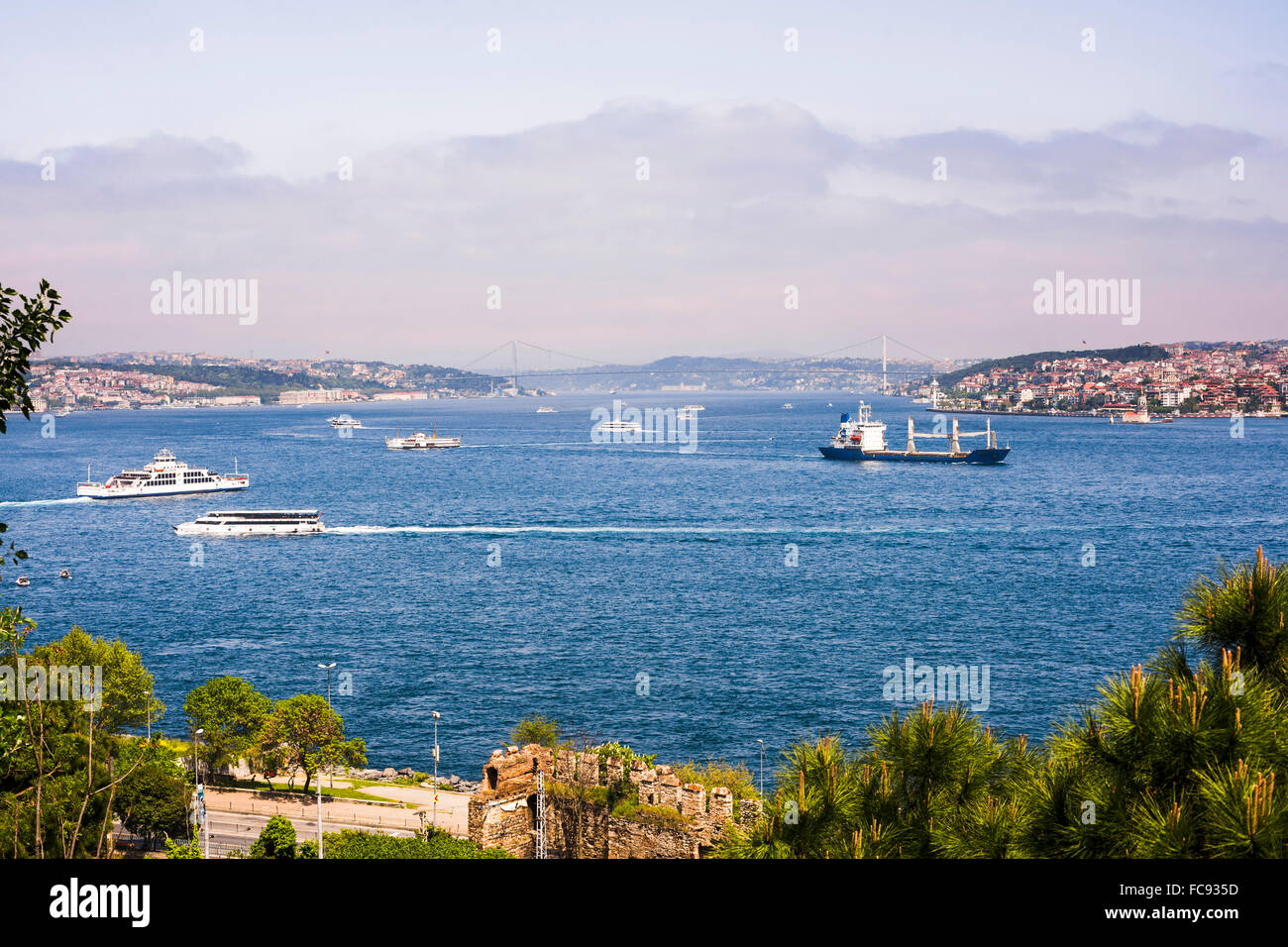 Lo Stretto del Bosforo, con Istanbul europea sulla sinistra e asiatica di Istanbul sulla destra, Istanbul, Turchia, Europa Eurasia Foto Stock