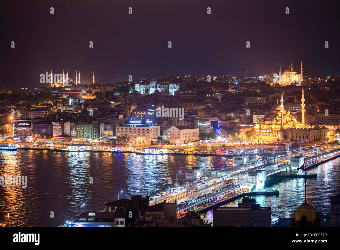 Istanbul di notte, con la moschea blu sulla sinistra, la Moschea di nuovo sulla destra e il Ponte Galata attraverso Golden Horn, Turchia, Europa Foto Stock