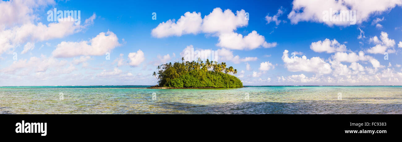 Isola tropicale di Motu Taakoka coperto di palme in muri Lagoon, Rarotonga Isole Cook, South Pacific Pacific Foto Stock
