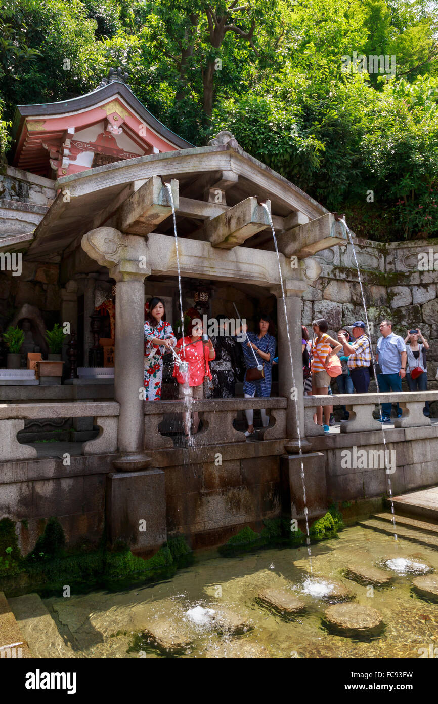 Otowa-no-Taki molla, Kiyomizu-dera, tempio buddista in estate, Higashiyama meridionale, Kyoto, Giappone Foto Stock