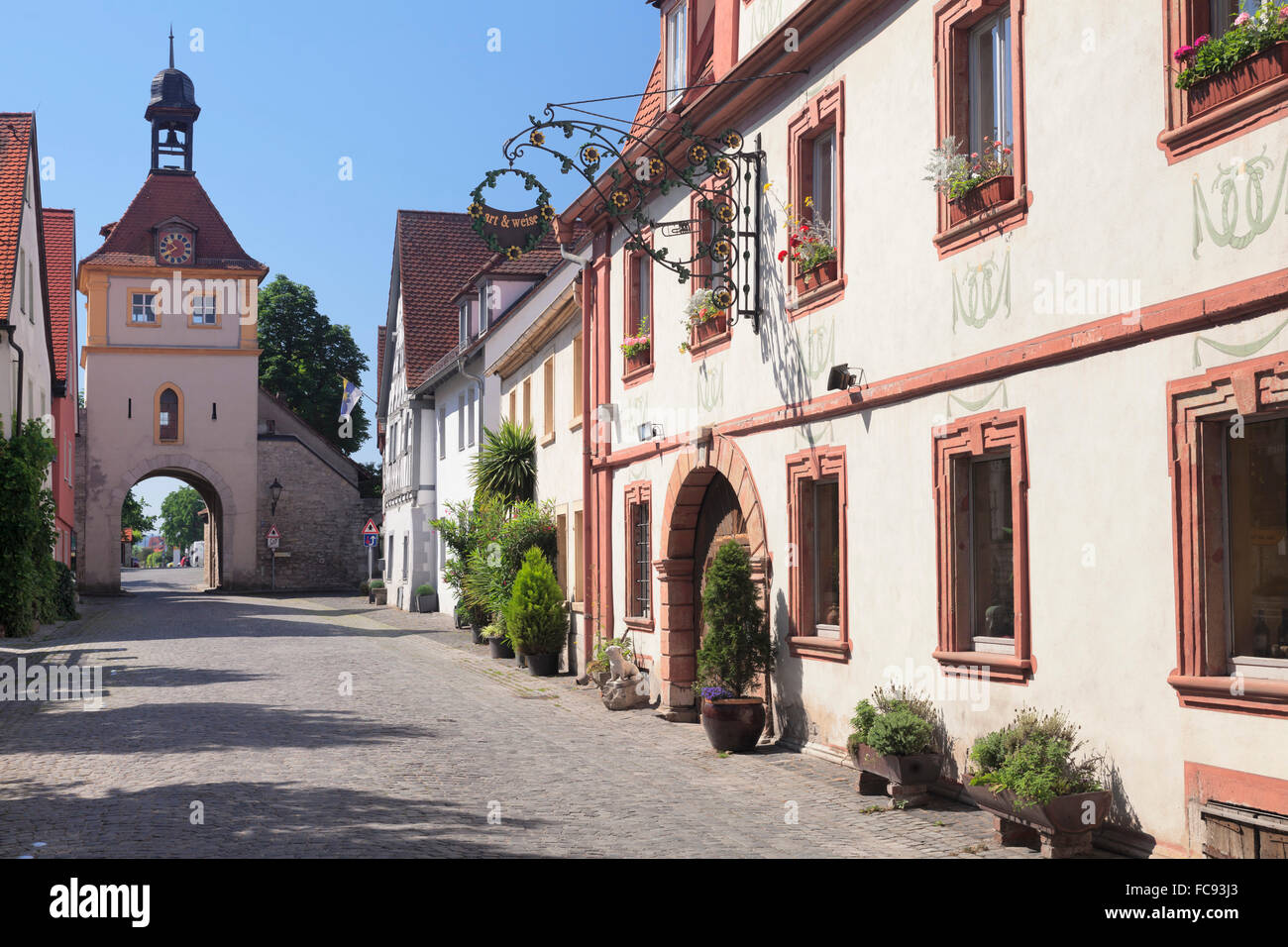 Ochsenfurter Tor Gate, Main Street, il villaggio del vino di Sommerhausen, Mainfranken, bassa Franconia, Baviera, Germania, Europa Foto Stock