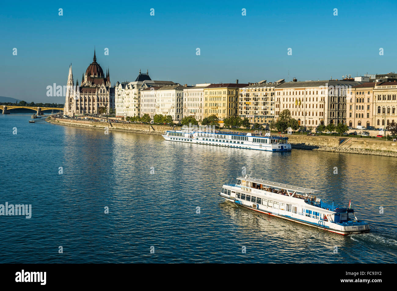 Piccoli traghetti sul fiume Danubio, di fronte al Panorama di Pest Budapest, Ungheria, Europa Foto Stock