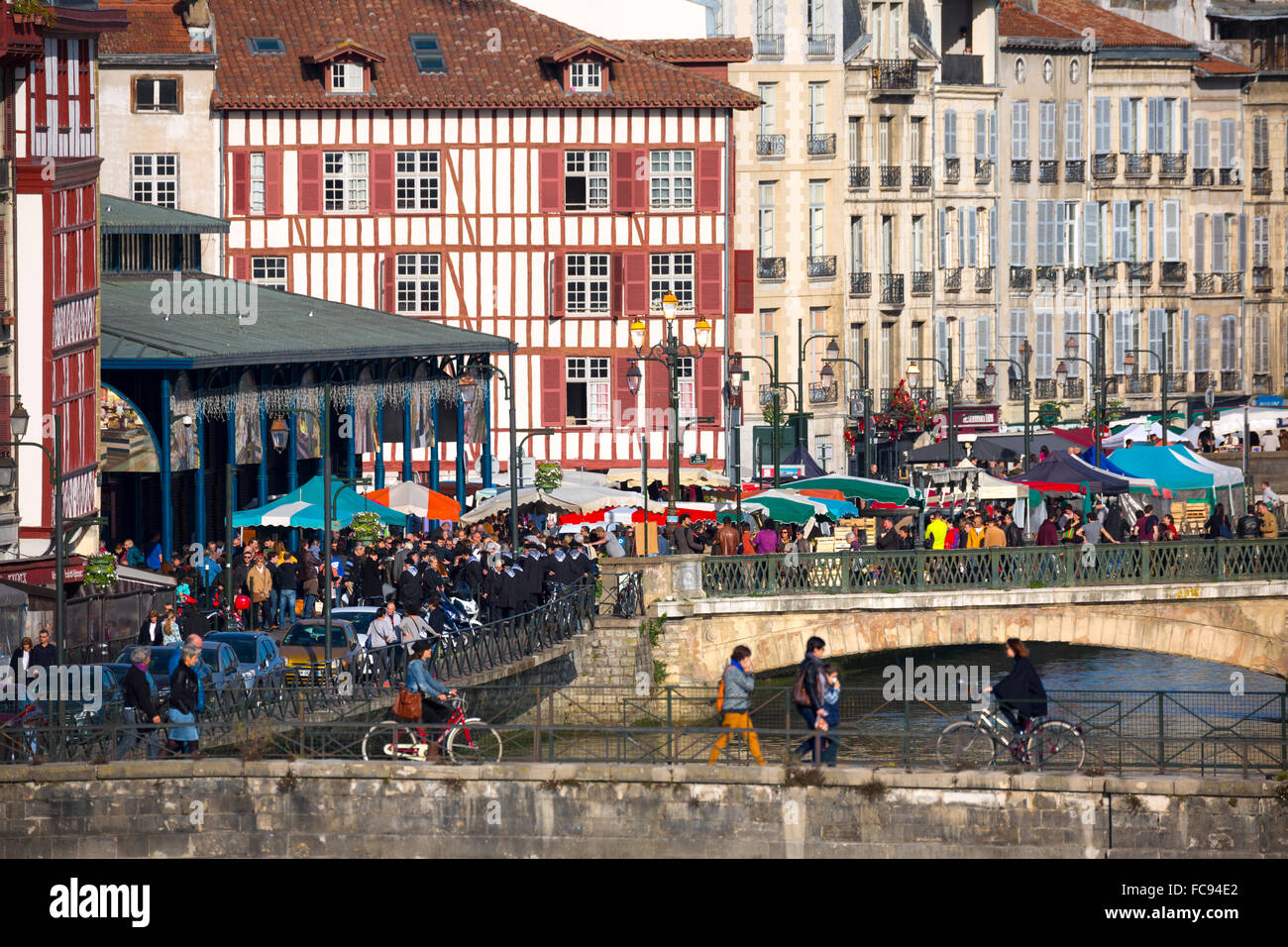 Giorno di mercato nella città di Bayonne (Bayonne Pyrénées Atlantiques Aquitaine Francia Europa). Foto Stock