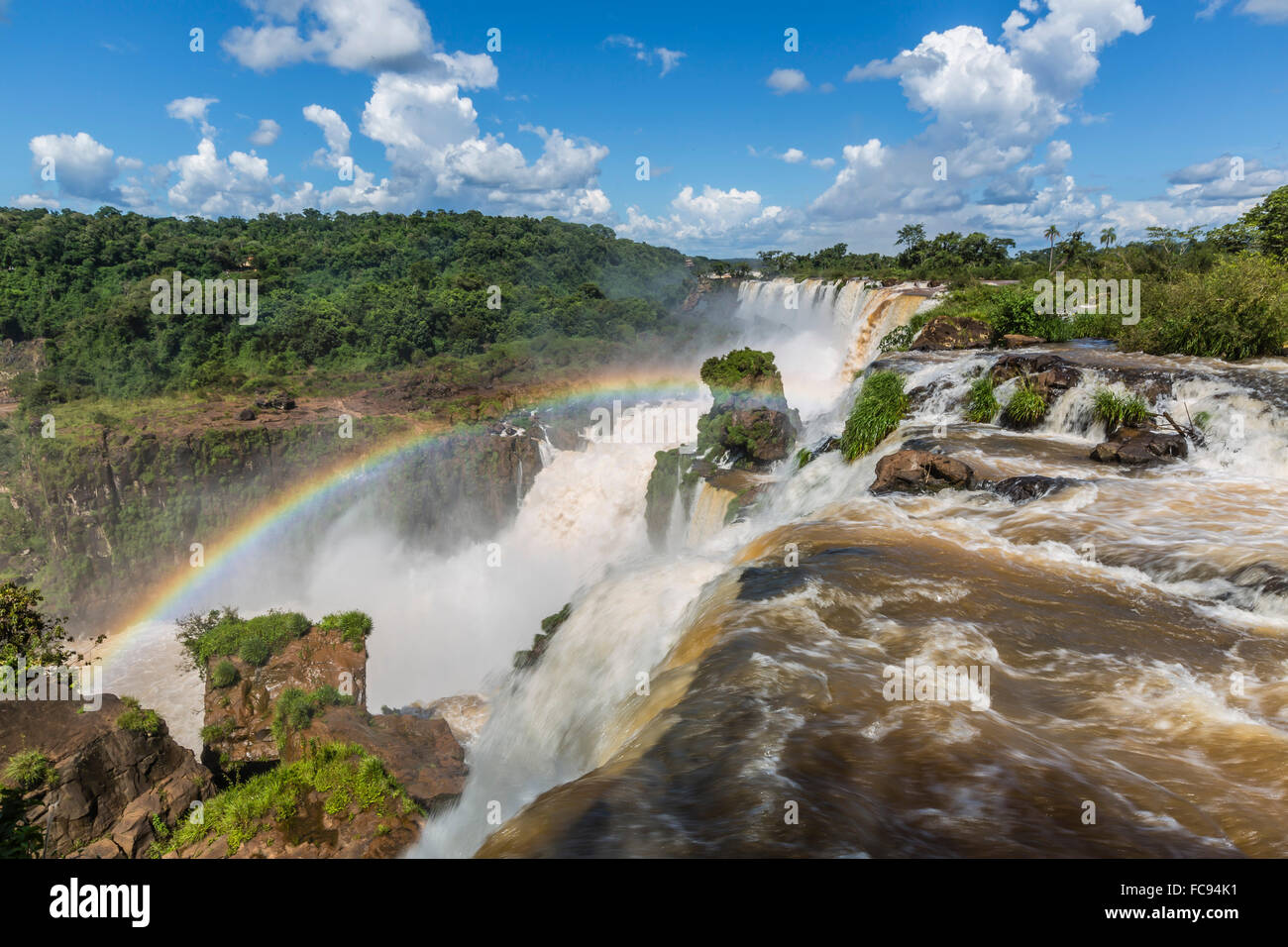 Una vista dal sentiero alto, Iguazu Falls National Park, sito Patrimonio Mondiale dell'UNESCO, Misiones, Argentina, Sud America Foto Stock