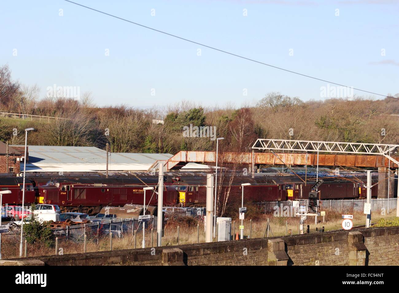 Un assortimento di locomotive diesel nel West Coast livrea delle ferrovie nel deposito WCRC a Carnforth, Lancashire da Carnforth station. Foto Stock
