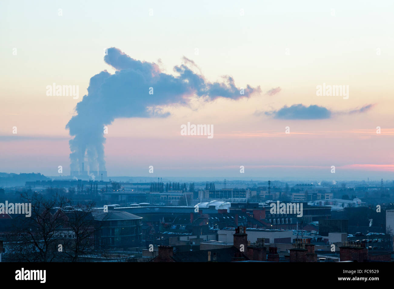 Cambiamenti climatici. Emissioni di fumo da Ratcliffe sulla centrale elettrica di Nottinghamshire, con la città di Nottingham in primo piano. Inghilterra, Regno Unito Foto Stock