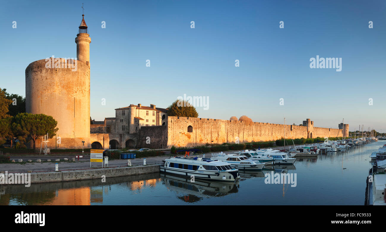 Tour de Costanza la torre e la parete della città al tramonto, Aigues Mortes, Petit Camargue, Dipartimento Gard, Languedoc-Roussillon, Francia Foto Stock
