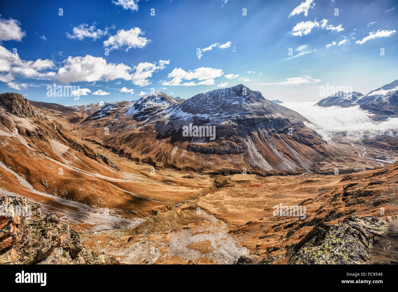 Cielo blu e i colori autunnali, Fain Valley, in Engadina nel Cantone dei Grigioni (Grigioni), Svizzera, Europa Foto Stock