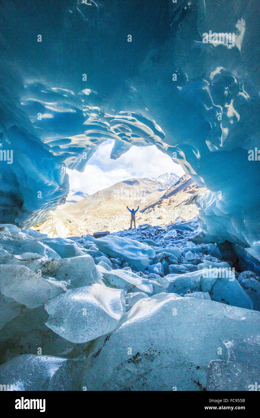 Escursionista all'interno del ghiacciaio dei Forni, Valle dei Forni, Parco Nazionale dello Stelvio, la Valtellina, Lombardia, Italia, Europa Foto Stock